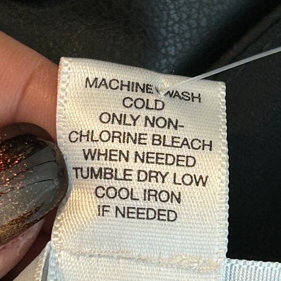 Ann Taylor Loft Camisole black satin with sequin trim
Size 8 NWOT - Picture 8 of 10